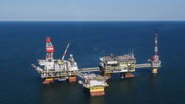 Стационарна платформа на нафтном налазишту у северном делу Каспијског мора - Sputnik Србија