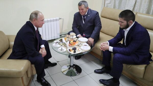 Predsednik Rusije Vladimir Putin u razgovoru s ruskim borcem Habibom Nurmagomedovom i njegovim ocem - Sputnik Srbija