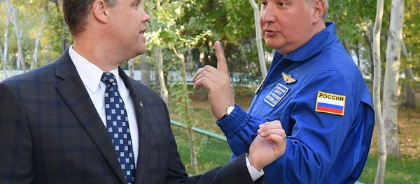 Direktor Roskosmosa Dmitrij Rogozin i direktor NASA Džim Brajdenstajn - Sputnik Srbija