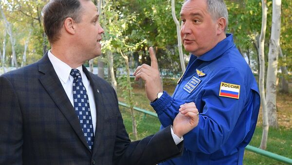 Direktor Roskosmosa Dmitrij Rogozin i direktor NASA Džim Brajdenstajn - Sputnik Srbija