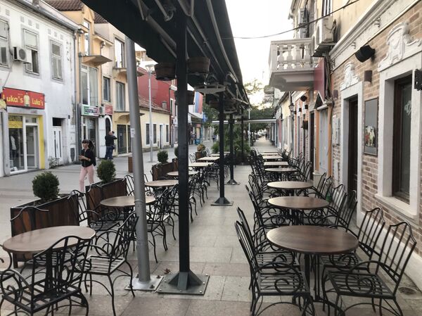 Pusti kafići u centru Podgorice uoči meča sa Srbijom Pusti kafići u centru Podgorice uoči meča sa Srbijom - Sputnik Srbija