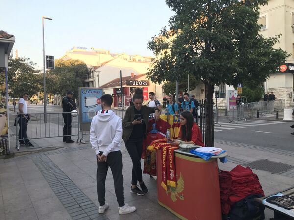 Štand s rekvizitima navijača Crne Gore Štand s rekvizitima navijača Crne Gore - Sputnik Srbija