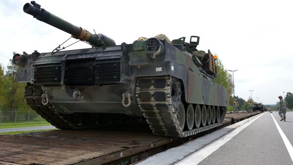 Američki vojnici utovaruju tenkove na teretni voz u okviru vojne vežbe Combined Resolve II u Nemačkoj  - Sputnik Srbija