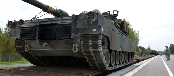 Američki vojnici utovaruju tenkove na teretni voz u okviru vojne vežbe Combined Resolve II u Nemačkoj  - Sputnik Srbija