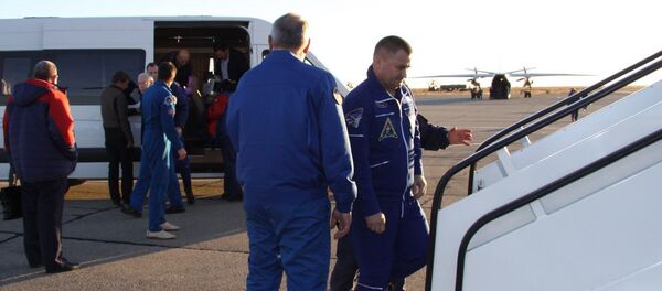 Члан посаде МСС 57/58 космонаут Роскосмоса Алексеј Овчињин на аеродрому у Бајконуру - Sputnik Србија