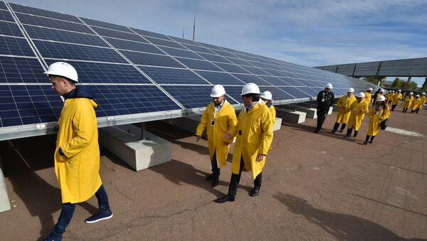 Posetioci šetaju pored solarnih panela na svečanom otvaranju nove solarne elektrane u Černobilju - Sputnik Srbija
