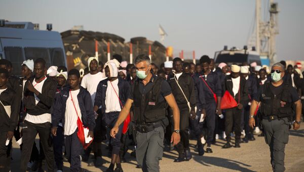 Italijanska granična policija prati izbeglice iz Afrike na Siciliji - Sputnik Srbija