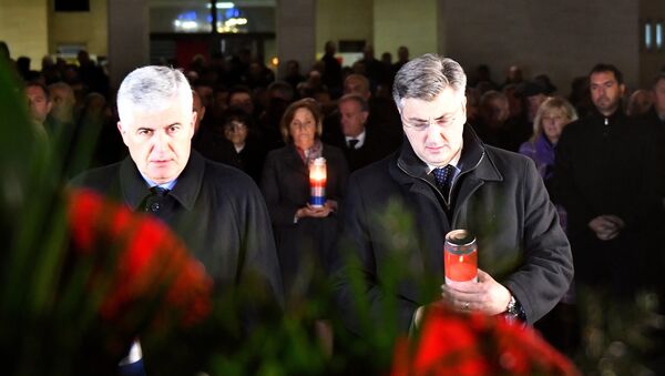 Dragan Čović i Andrej Plenković sa svećama na spomeniku palim borcima Hrvatima u građanskom ratu u BiH 4. decembra 2017. - Sputnik Srbija