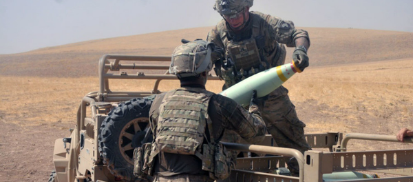 Koalicione snage ubacuju municiju sa belim fosforom u borbi protiv DAEŠ-a u Iraku. Koalicione snage ubacuju municiju sa belim fosforom u borbi protiv DAEŠ-a u Iraku. - Sputnik Srbija