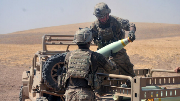 Koalicione snage ubacuju municiju sa belim fosforom u borbi protiv DAEŠ-a u Iraku. - Sputnik Srbija