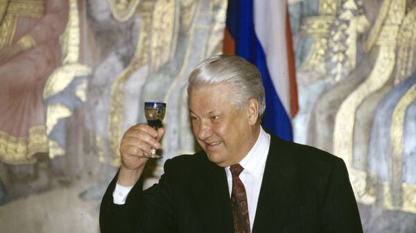 Бивши председник Руске Федерације Борис Јељцин са чашицом водке - Sputnik Србија