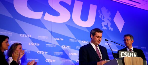 Bavarski premijer Markus Zeder u štabu CSU posle prvih projekcija rezultata na izborima. - Sputnik Srbija