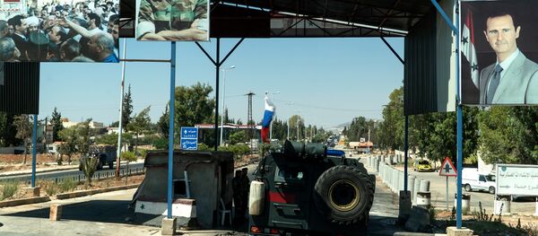 Конвој руских возила на контролном пункту украшеном портретима сиријског председника Башара Асада у Хами Конвој руских возила на контролном пункту украшеном портретима сиријског председника Башара Асада у Хами - Sputnik Србија