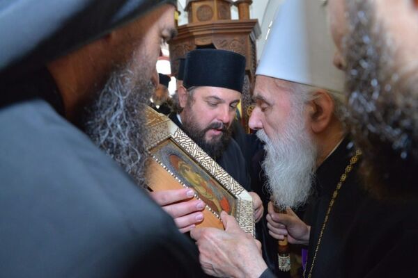 Патријарх Иринеј целива икону Богородице Филермосе Патријарх Иринеј целива икону Богородице Филермосе - Sputnik Србија