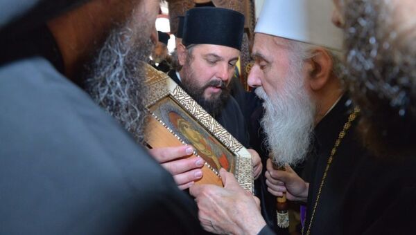 Patrijarh Irinej celiva ikonu Bogorodice Filermose - Sputnik Srbija