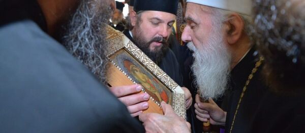 Patrijarh Irinej celiva ikonu Bogorodice Filermose - Sputnik Srbija