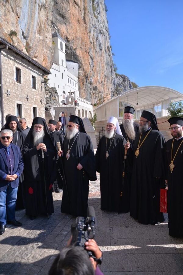 Патријарх Јован Десети и патријарх српски Иринеј посетли Острог Патријарх Јован Десети и патријарх српски Иринеј посетли Острог - Sputnik Србија