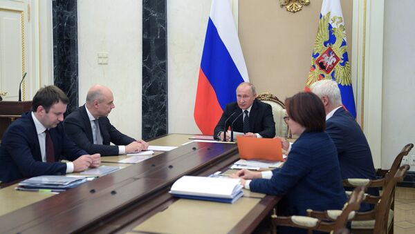 Predsednik Rusije Vladimir Putin na sastanku o ekonomskim pitanjima. - Sputnik Srbija