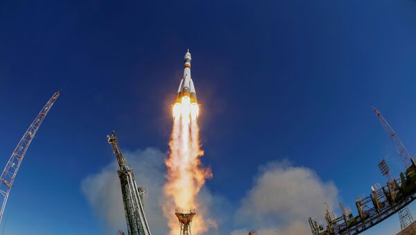 Svemirski brod Sojuz MS 10 sa posadom, američkim astronautom Nikom Hejgom i ruskim kosmonautom Aleksejem Ovčinjinom, tokom lansiranja na Međunarodnu svemirsku stanicu sa kosmodroma Bajkonur u Kazahstanu - Sputnik Srbija
