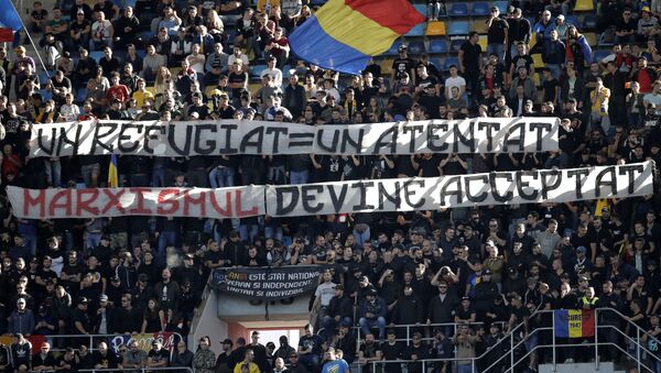 Transparent Jedan migrant = jedan teroristički napad. Marksizam postaje prihvatljiv na fudbalskoj utakmici Rumunija - Srbija. - Sputnik Srbija