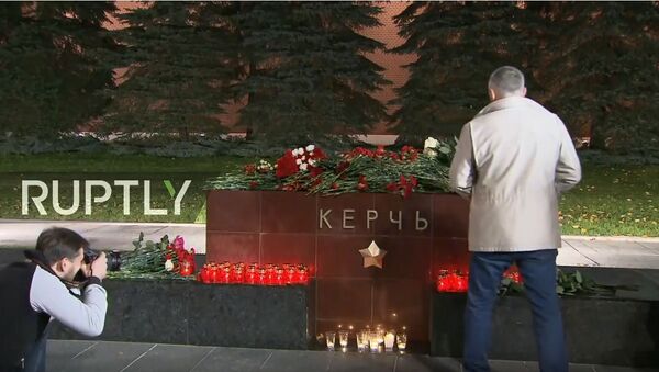 Moskovljani polažu cveće na Crvenom trgu u znak sećanja na žrtve u Kerču - Sputnik Srbija