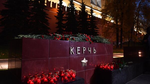 Cveće i svete na memorijalnom spomeniku gradu-heroju u Moskvi stavljeni u znak žalosti zbog poginulih u eksploziji u Kerču - Sputnik Srbija