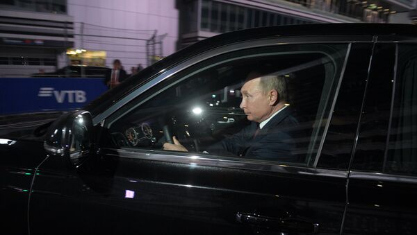 Predsednik Rusije Vladimir Putin u automobilu Aurus korteža predsednika Rusije - Sputnik Srbija