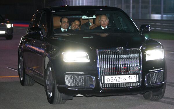 Predsednik Rusije Vladimir Putin i predsednik Egipta Abdel Fatah el Sisi u automobilu Aurus korteža predsednika Rusije - Sputnik Srbija