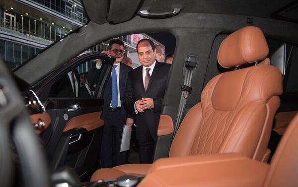 Председник Египта Абдел Фатах ел Сиси посматра аутомобил Аурус кортежа председника Русије - Sputnik Србија