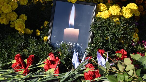 Цвеће и свеће: Дан након велике трагедије на Криму (видео) - Sputnik Србија
