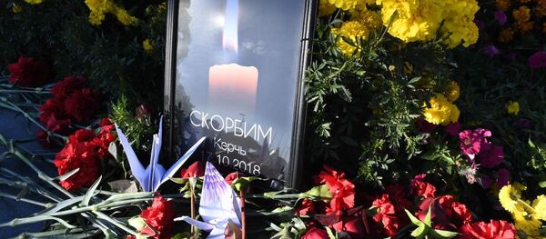 U Kerču i Sevastopolju proglašen je dan žalosti za žrtvama masakra na Politehničkom koledžu. - Sputnik Srbija