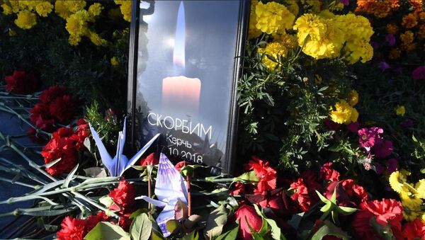 U Kerču i Sevastopolju proglašen je dan žalosti za žrtvama masakra na Politehničkom koledžu. - Sputnik Srbija
