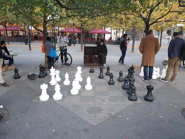 Prolaznici igraju šah u centru Stokholma - Sputnik Srbija