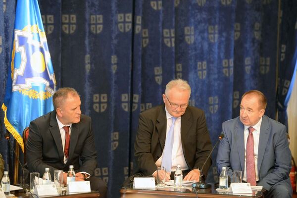 Mitar Kovač i Božidar Forca na okruglom stolu „Problemi u suprotstavljanju novim izazovima i pretnjama“ Mitar Kovač i Božidar Forca na okruglom stolu „Problemi u suprotstavljanju novim izazovima i pretnjama“ - Sputnik Srbija