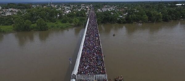 Migranti prelaze iz Gvatemale u Meksiko - Sputnik Srbija