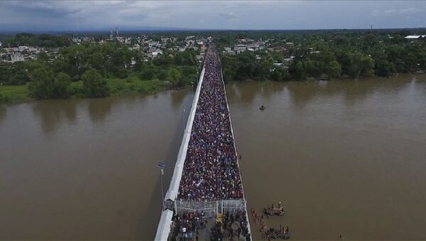 Migranti prelaze iz Gvatemale u Meksiko - Sputnik Srbija