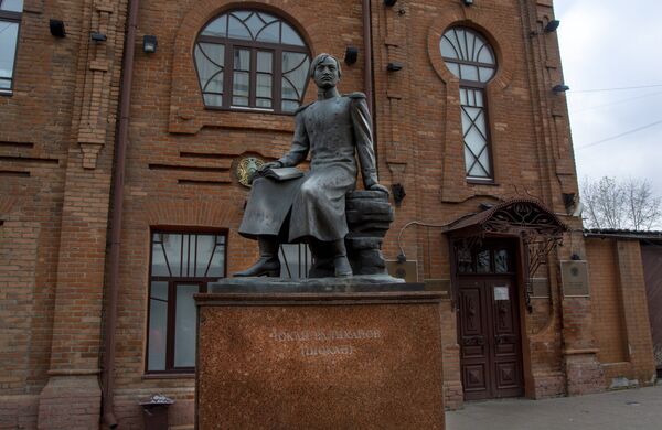 Споменик козаку Чокану Валиханову научнику, официру генералштаба царске војске и обавештајцу. - Sputnik Србија