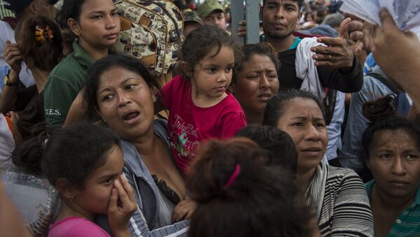 Деца и жене мигранти на граници Мексика и Гватемале - Sputnik Србија
