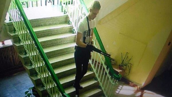 Snimak sa kamere za nadzor učenika škole u Kerču na Krimu, Vladislava Rosljakova, sa oružjem u ruci - Sputnik Srbija