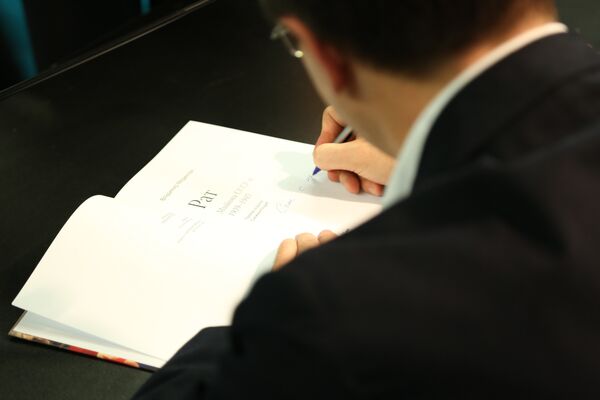 Медински потписује своју књигу на Сајму Медински потписује своју књигу на Сајму - Sputnik Србија