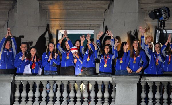 Zlatne odbojkašice na terasi Skupštine Beograda - Sputnik Srbija