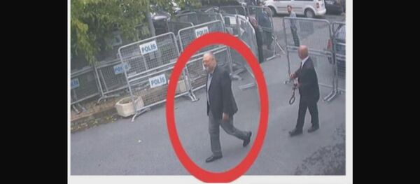 Фотографија са видео-снимка камера за надзор саудијског конзулата на којима се види како новинар Џамал Хашоги улази у Конзулат Саудијске Арабије у Истанбулу Фотографија са видео-снимка камера за надзор саудијског конзулата на којима се види како новинар Џамал Хашоги улази у Конзулат Саудијске Арабије у Истанбулу - Sputnik Србија