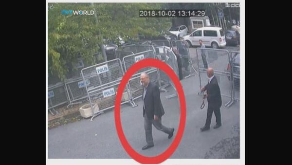Фотографија са видео-снимка камера за надзор саудијског конзулата на којима се види како новинар Џамал Хашоги улази у Конзулат Саудијске Арабије у Истанбулу - Sputnik Србија