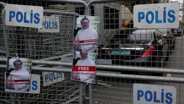 Fotografije saudijskog novinara Džamala Hašogija na bezbednosnoj ogradi ispred saudijskog konzulata u Istanbulu - Sputnik Srbija