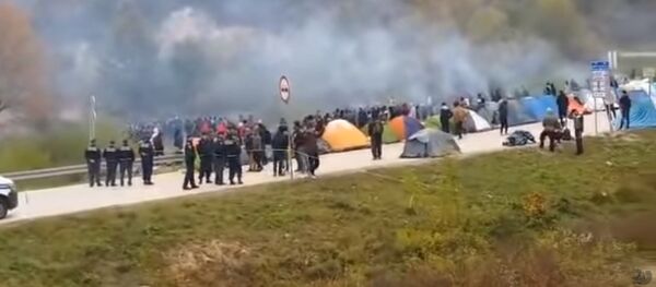 Мигранти пробијају кордон на граници с Хрватском - Sputnik Србија