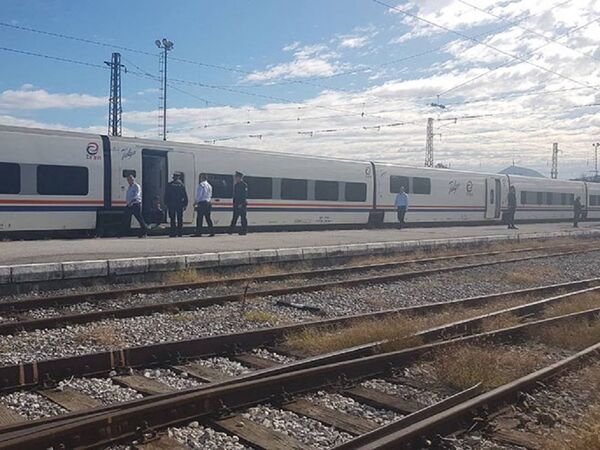 У Бихаћу је заустављен воз са мигрантима. У Бихаћу је заустављен воз са мигрантима. - Sputnik Србија