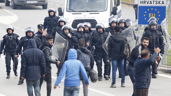 Sukob policije i migranata na granici Hrvatske i BiH - Sputnik Srbija