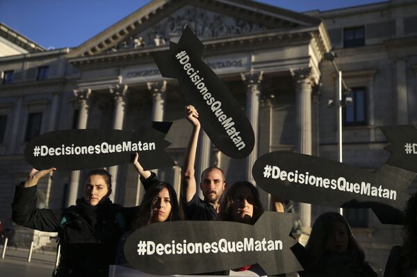 Демонстранти у Шпанији траже стопирање продаје шпанског оружја Саудијцима Демонстранти у Шпанији траже стопирање продаје шпанског оружја Саудијцима - Sputnik Србија