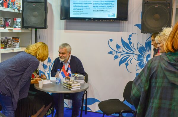 Варламов је после интервјуа раговарао са посетиоцима сајма. Варламов је после интервјуа раговарао са посетиоцима сајма. - Sputnik Србија