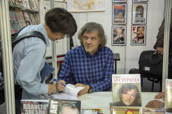 Емир Кустурица потписује књигу на Сајму Емир Кустурица потписује књигу на Сајму - Sputnik Србија